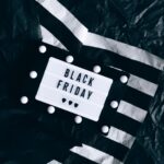 Black Friday 2026: jak się przygotować i 10 produktów elektroniki do obserwowania Podświetlany napis Black Friday na czarno-białym tle