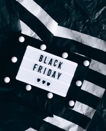 Podświetlany napis Black Friday na czarno-białym tle