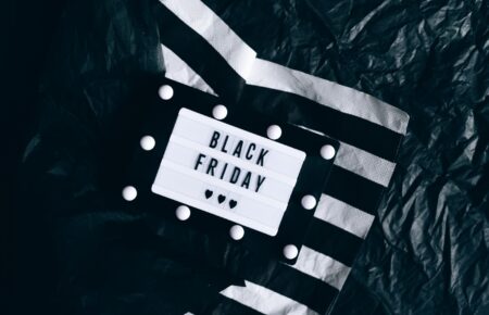 Podświetlany napis Black Friday na czarno-białym tle