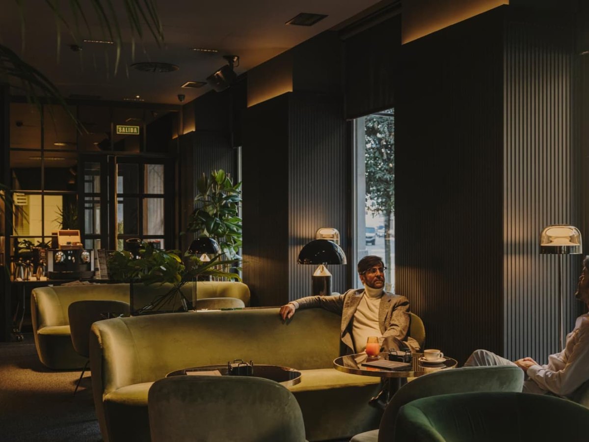 Lobby bar hotelu Grandhotel Brno s křesly a tlumeným světlem