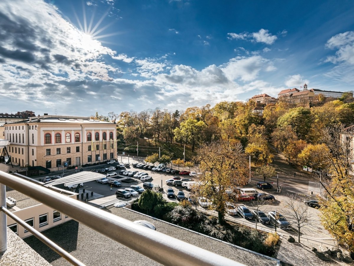 Výhled z balkonu hotelu International na podzimní park a hrad Špilberk