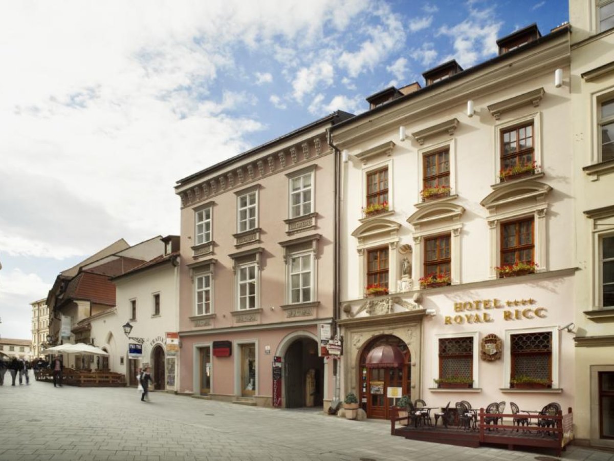 Fasáda hotelu Royal Ricc v dlážděné Starobrněnské ulici