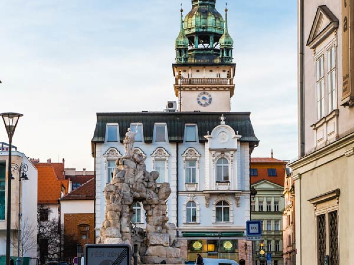 Zelný trh v Brně s barokní kašnou Parnas a věží v pozadí