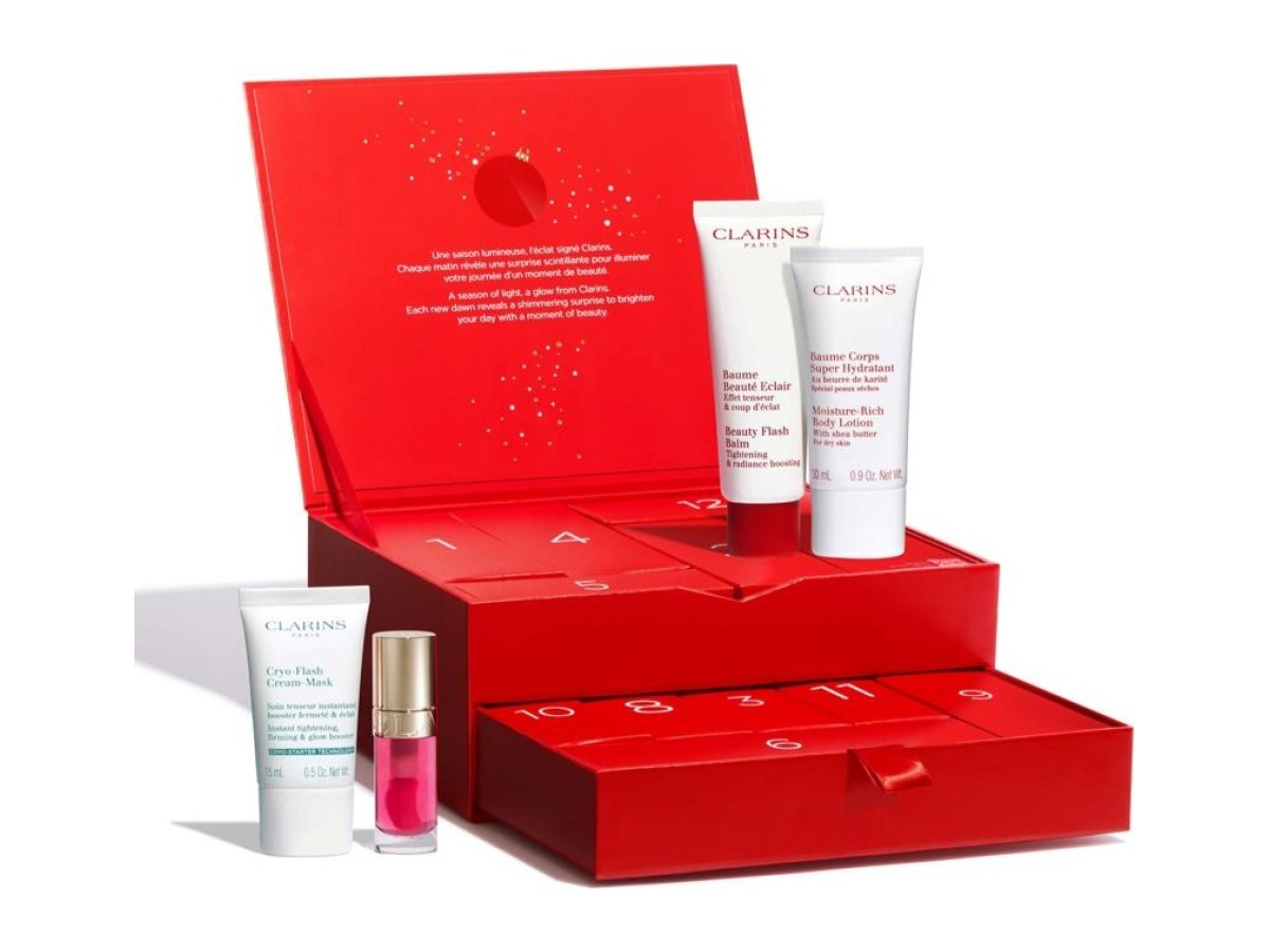 Červený adventní kalendář Clarins s miniaturami pleťové péče