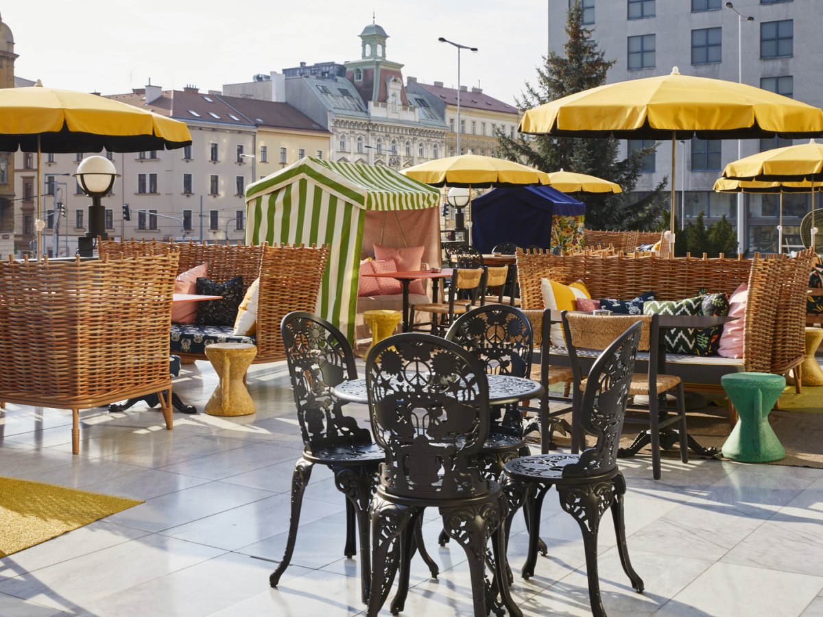 Střešní terasa hotelu Mama Shelter Prague se žlutými slunečníky