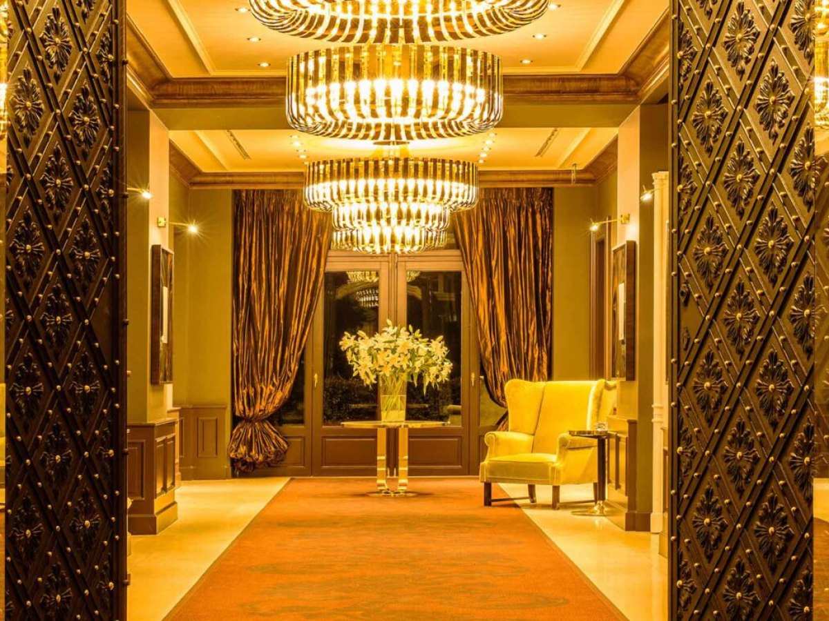 Lobby hotelu Le Palais Art Hotel s křišťálovými lustry