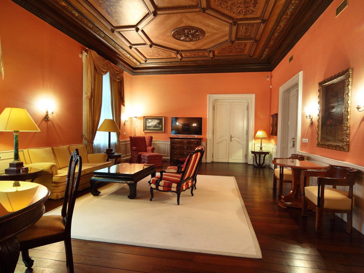 Apartmá v hotelu Le Palais Art Hotel s kazetovým stropem a starožitným nábytkem