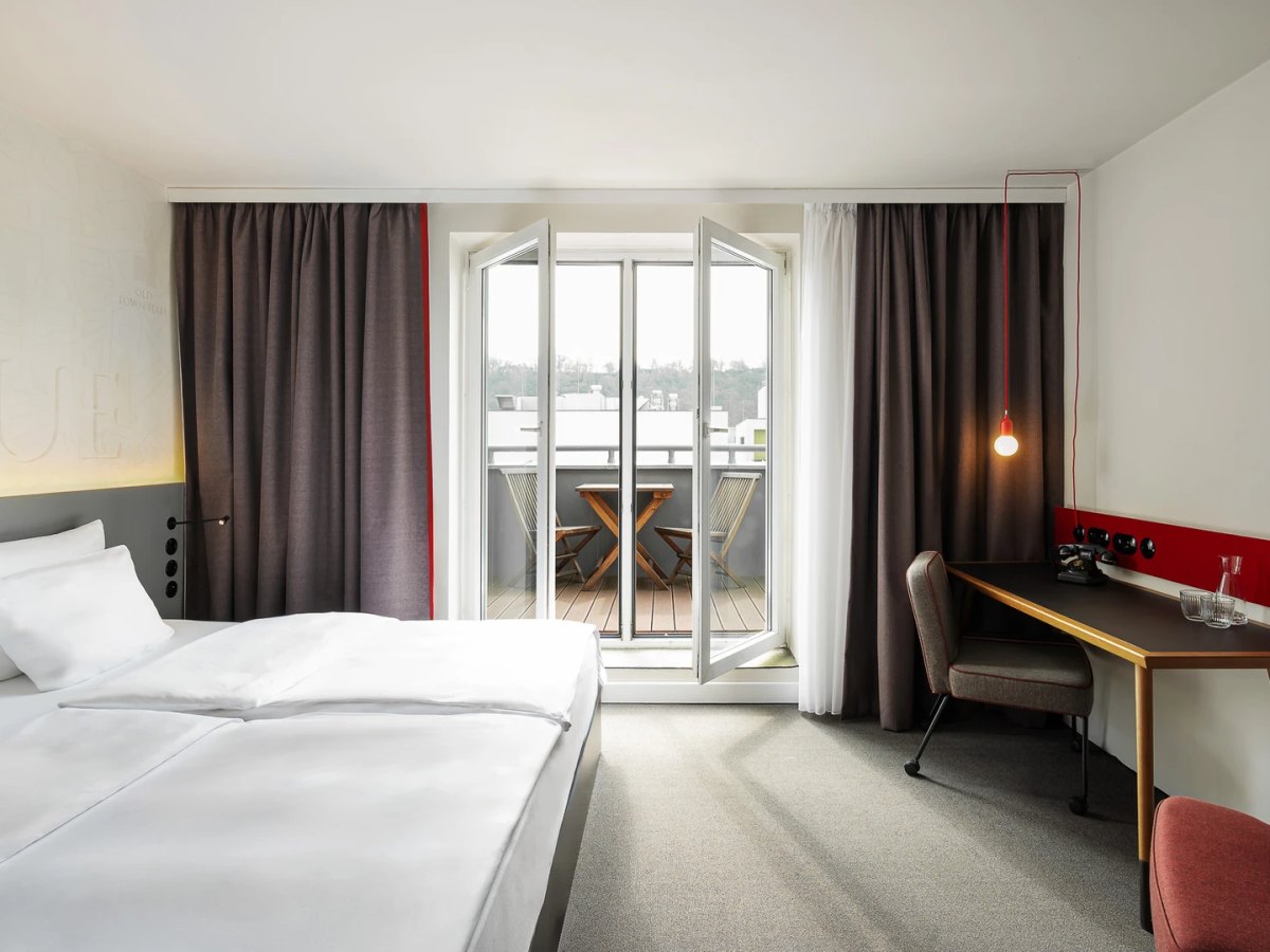 Pokoj hotelu PULSE8 s dvoulůžkem a francouzským oknem