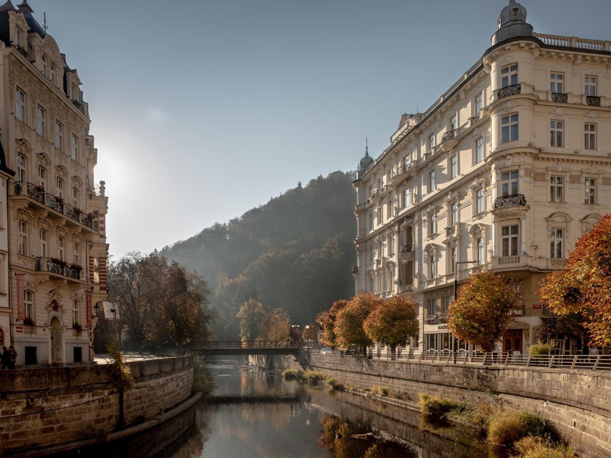 Grandhotel Pupp a nábřeží řeky Teplé na podzim