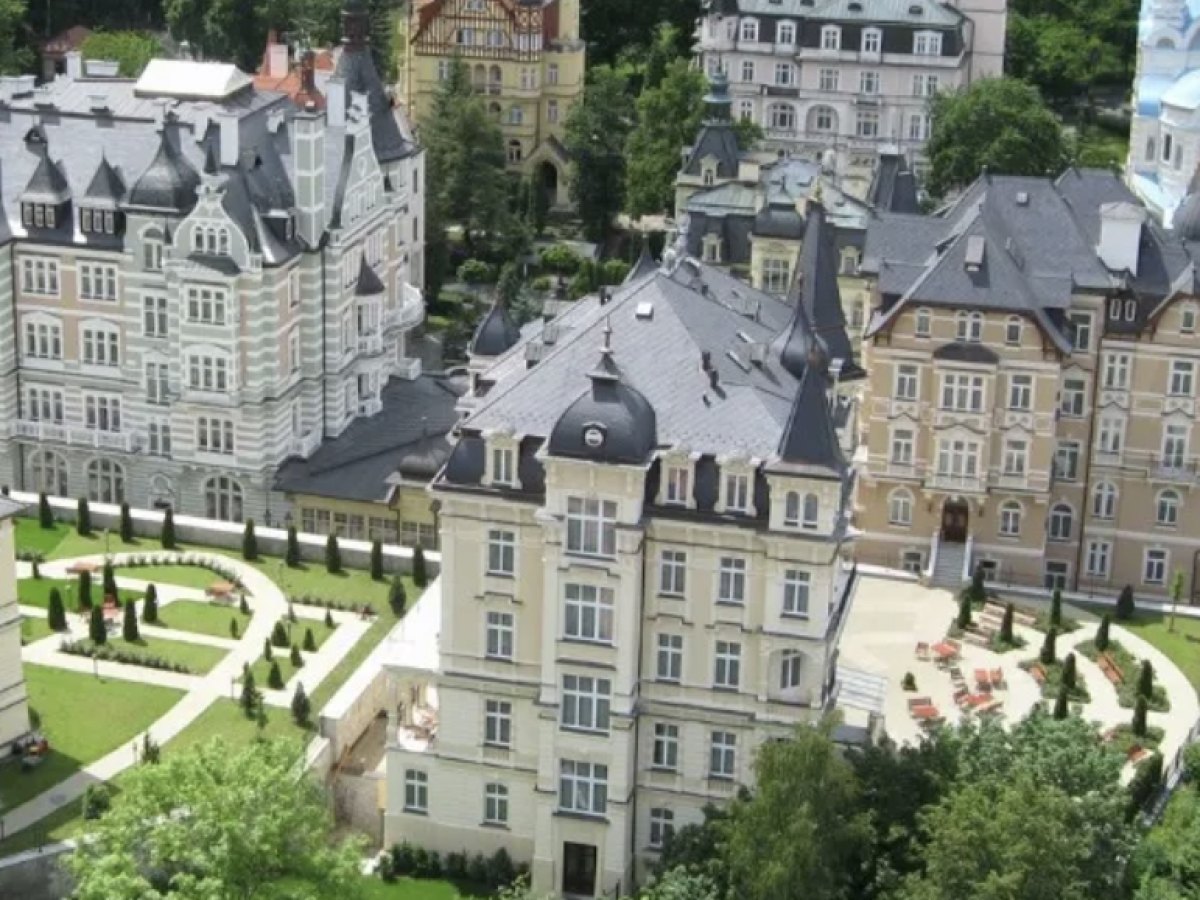 Historické vily hotelu Savoy Westend se zahradou