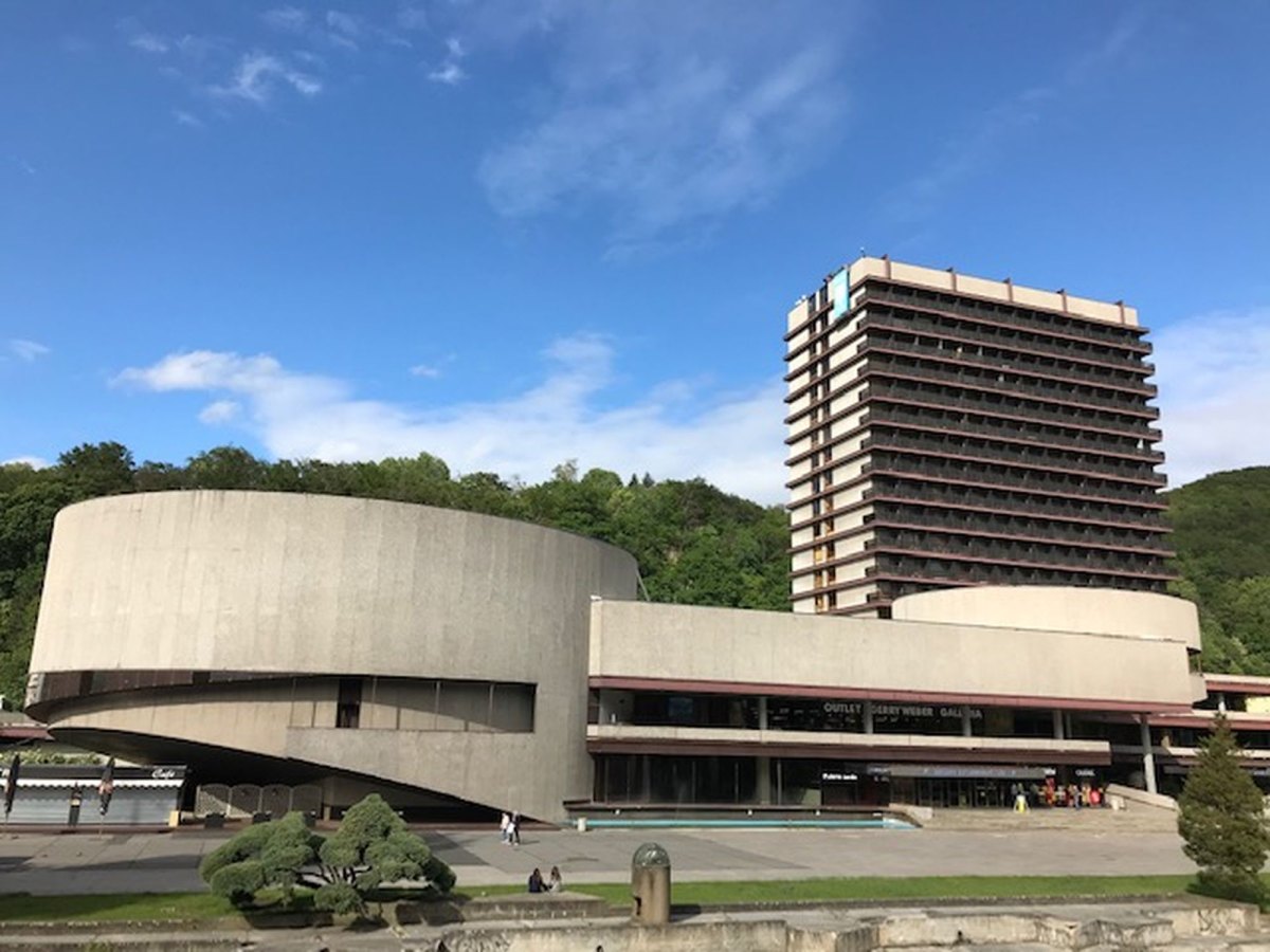 Modernistická budova hotelu Thermal s výškovou částí a velkým sálem
