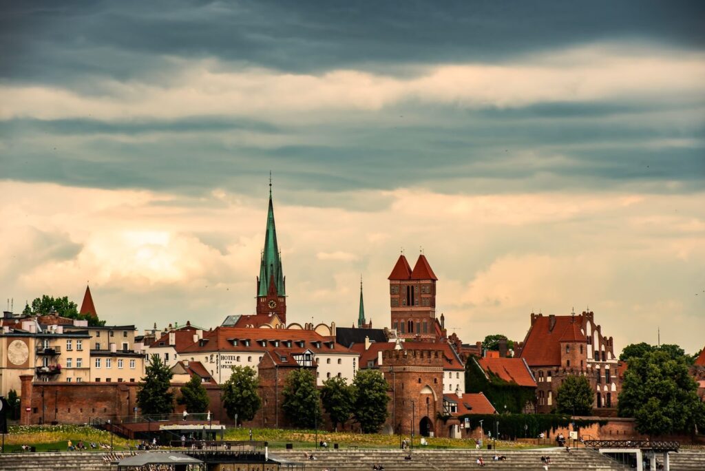 Panorama Torunia o zachodzie słońca z wieżami kościołów