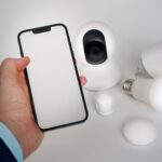 Smartfon z aplikacją do sterowania urządzeniami inteligentnego domu