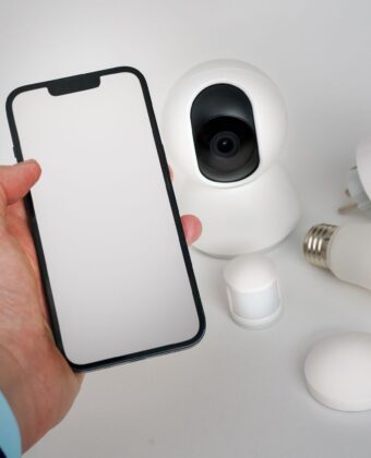 Smartfon z aplikacją do sterowania urządzeniami inteligentnego domu