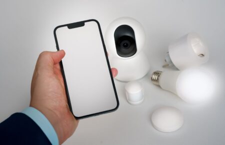 Smartfon z aplikacją do sterowania urządzeniami inteligentnego domu
