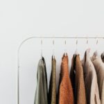 Wieszak z ubraniami w neutralnych kolorach