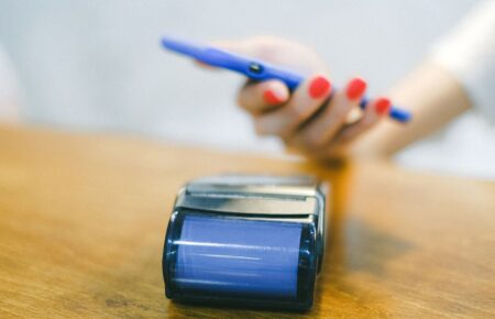 Płatność zbliżeniowa telefonem przy terminalu