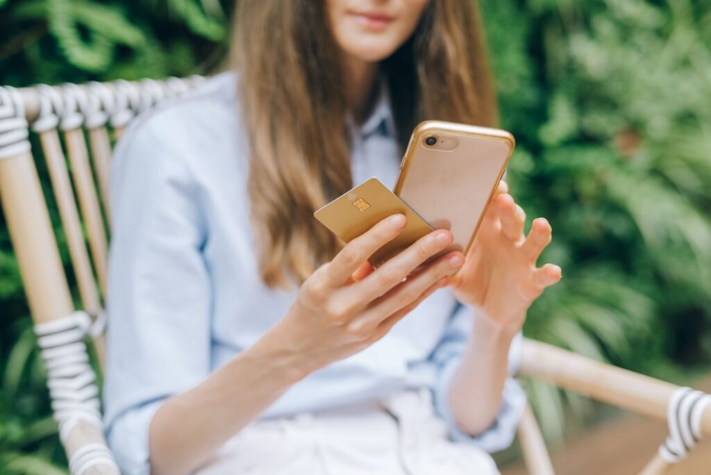 Kobieta z kartą płatniczą i smartfonem