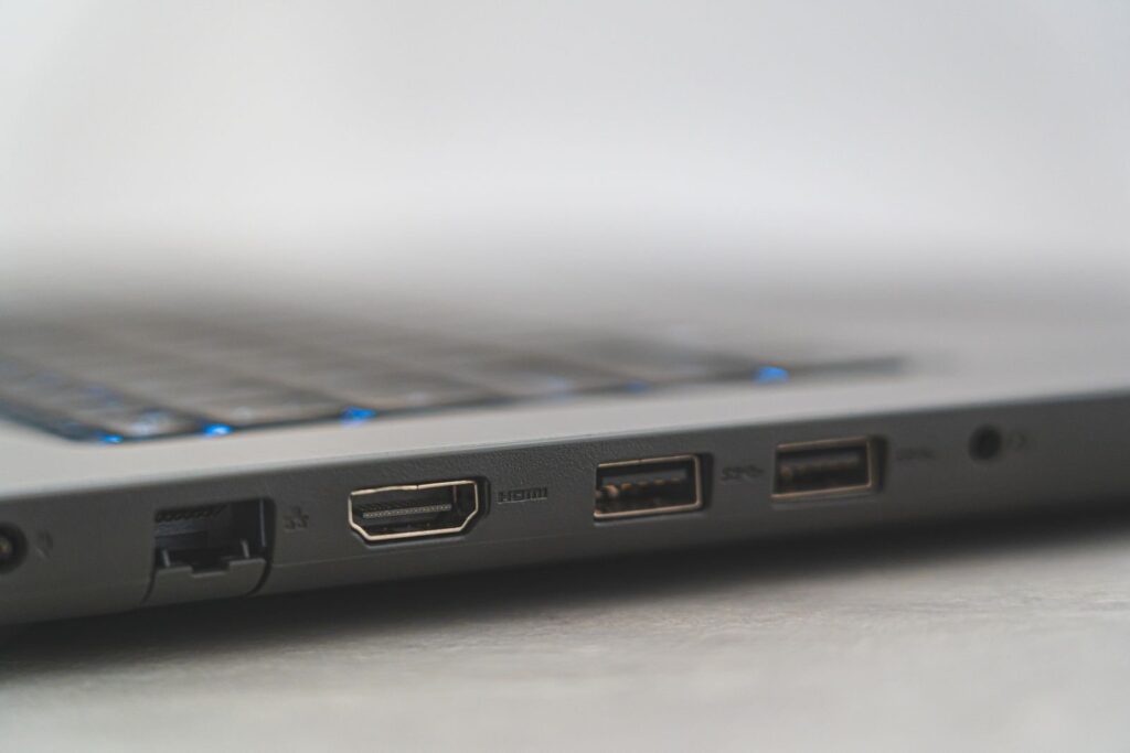 Złącza HDMI, USB i Ethernet z boku laptopa