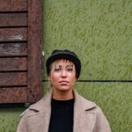 Kobieta w beżowym płaszczu na ulicy w Tallinie