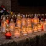 Znicze płonące na cmentarzu wieczorem