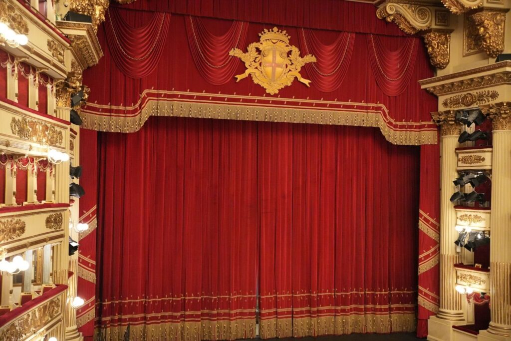 Czerwona kurtyna w zabytkowym teatrze operowym